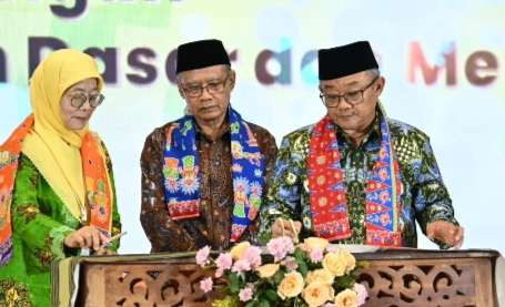 Menteri Pendidikan Dasar dan Menengah (Mendikdasmen) Abdul Mu’ti bersama Ketua Umum PP Muhammadiyah, Haedar Nashir sampaikan pidato kunci di depan peserta Tanwir I ‘Aisyiyah. (Foto: Istimewa)