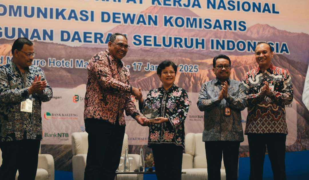 Suasana acara, tampak Fathan Subchi anggota VI Badan Pemeriksa Keuangan (BPK) dan Sofia Isabella Lattumena, Komissioner Otoritas Jasa Keuangan pusat,  PJ Gubernur Jatim dan Prof. M. Mas'ud Said. (Foto: masud for ngopibareng.id)