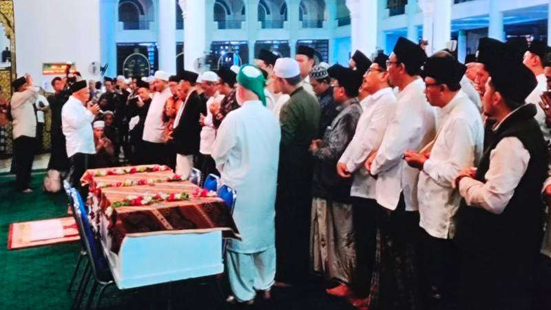 Syaikh Fadhil Al-Jilani memimpin Shalat Jenazah mantan Rektor UINSA Prof Dr KH Ridlwan Nasir di Masjid Nasional Al-Akbar Surabaya (MAS), Kamis malam, 16 Januari 2025. (Foto: dok/ngopibareng.id) 