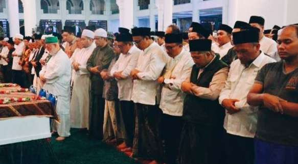 Syaikh Fadhil al-Jailani (cicit dari ulama sufi Syaikh Abdul Qadir Jailani) memimpin Shalat Jenazah mantan Rektor UINSA Prof Dr KH Ridlwan Nasir di Masjid Nasional Al-Akbar Surabaya (MAS), Kamis malam, 16 Januari 2025. (Foto: dok/ngopibareng.id) Syaikh Fadhil al-Jailani (cicit dari ulama sufi Syaikh Abdul Qadir Jailani) memimpin Shalat Jenazah mantan Rektor UINSA Prof Dr KH Ridlwan Nasir di Masjid Nasional Al-Akbar Surabaya (MAS), Kamis malam, 16 Januari 2025. (Foto: dok/ngopibareng.id)
