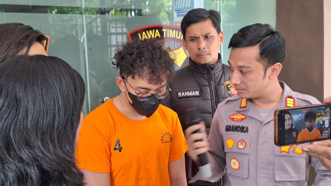 MI, pelaku pembunuhan terhadap kekasihnya, MA saat diinterogasi oleh Kapolsek Genteng AKP Grandika Indera Waspada, Sabtu 18 Januari 2025. (Foto: Julianus Palermo/Ngopibareng.id)