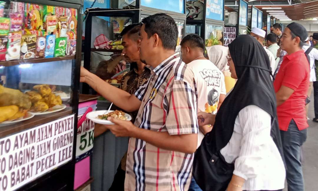Pengunjung galeri kuliner nusantara di pelataran  Masjid Istiqlal Jakarta memilih menu kesuaan (Foto: Asmanu Sudarso/Ngopibareng.id)