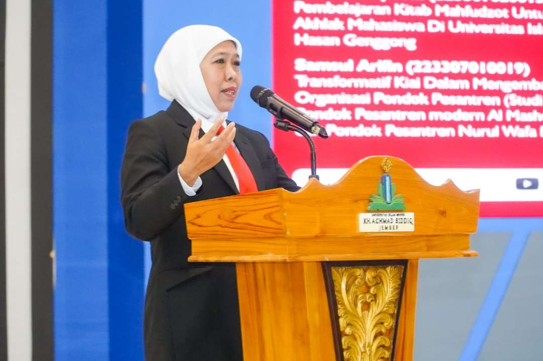 Gubernur Jatim terpilih Khofifah Indar Parawansa saat hadir dalam Ujian Terbuka Disertasi Promosi Doktor Penerima Beasiswa Lembaga Pengembangan Pesantren dan Diniyah (LPPD) Pemprov Jatim Tahun 2022 di UIN KHAS Jember, Senin 20 Januari 2025. (Foto: Istimewa)