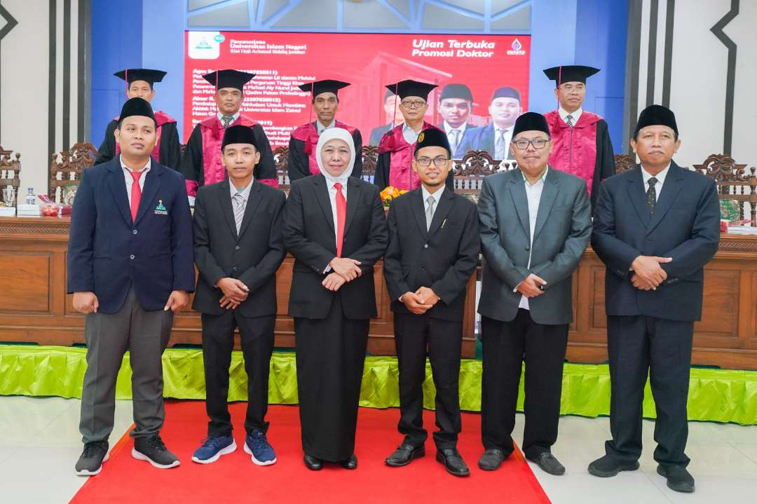 Khofifah Indar Parawansa bersama tiga penerima beasiswa LPPD Pemprov Jatim. (Foto: Istimewa)