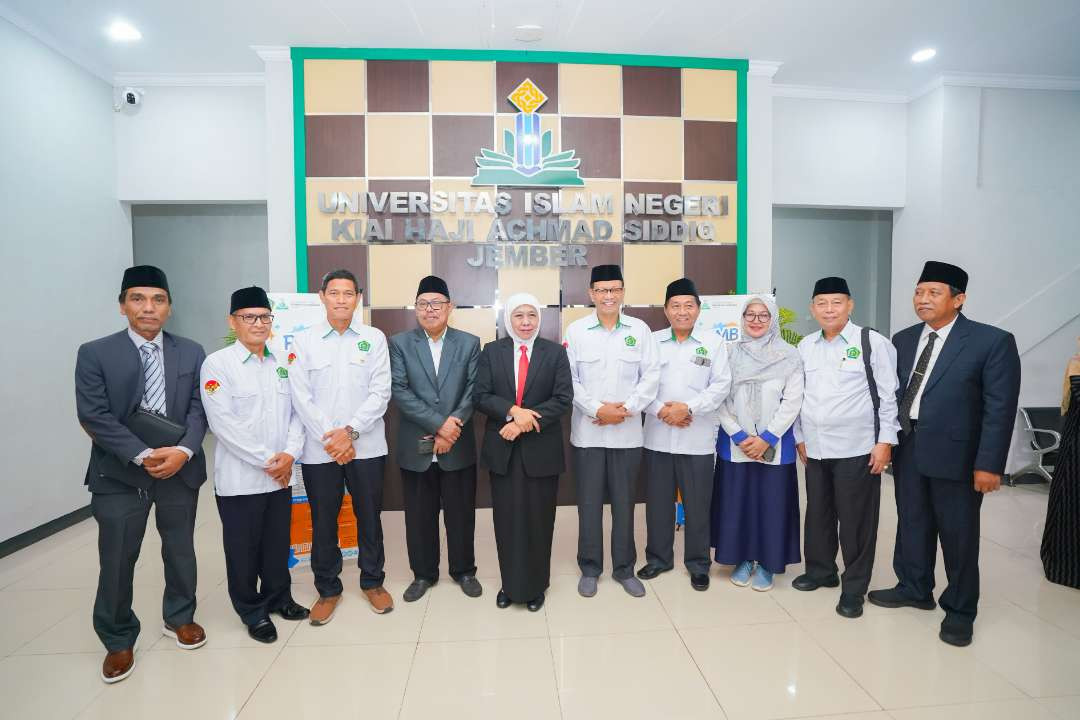 Khofifah menyampaikan terima kasih pada seluruh akademisi di UIN KHAS Jember yang telah memberikan bimbingan dan pendidikan terbaik pada tiga mahasiswa S3 penerima beasiswa LPPD Pemprov Jatim. (Foto: Istimewa)