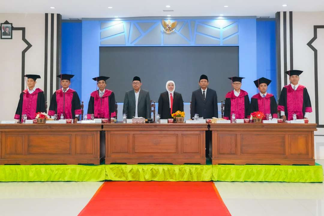 Khofifah bersama jajaran sivitas akademik UIN KHAS Jember. (Foto: Istimewa)