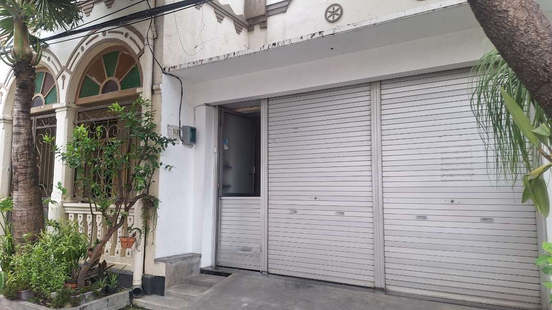 Tempat kejadian perkara (TKP) sebuah rumah di Jalan Achmad Jais Nomor 37, Genteng, Surabaya yang menjadi korban perampokan sekelompok orang yang mengaku petugas pencatat meteran PDAM. (Foto: Julianus Palermo/Ngopibareng.id)