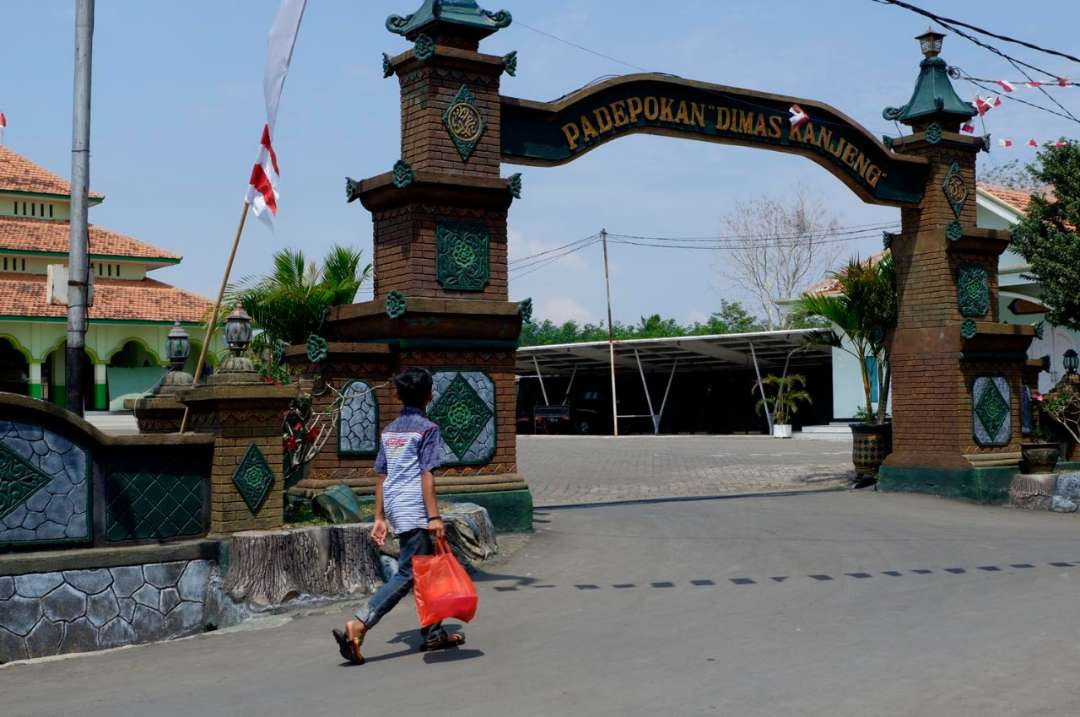 Gapura masuk Padepokan Dimas Kanjeng Taat Pribadi di Kecamatan Gading, Kabupaten Probolinggo. (Foto: Ikhsan Mahmudi/Ngopibareng.id)