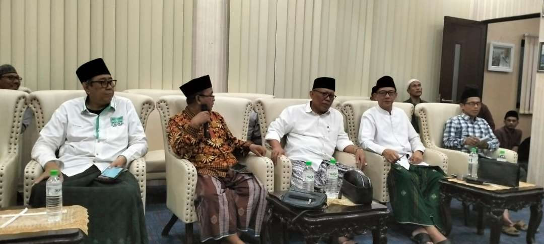 Panitia sedang membahas persiapan puncak di Pesantren Nurul Jadid Paiton. (Go to: dok/ngopibareng.id) 