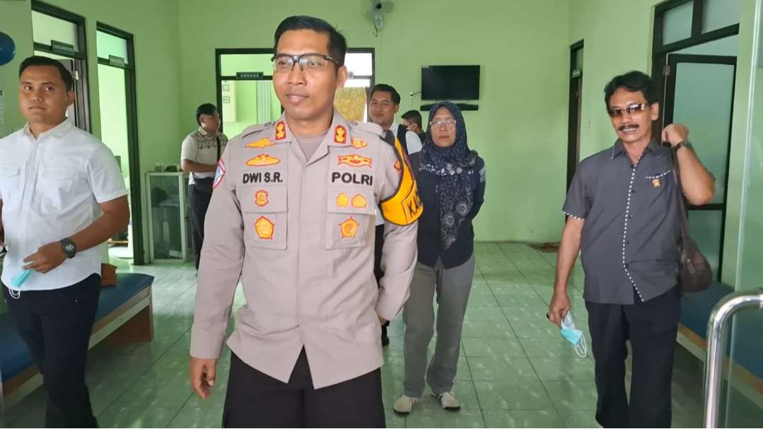 Kapolres Ngawi AKBP Sumrahadi ikut menyaksikan langsung proses autopsi di ruang jenazah RSUD dr Soeroto. (Foto: Tova Pradana/Ngopibbareng.id)
