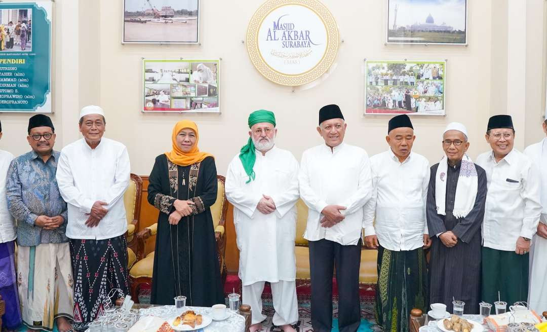Ketua Umum PP Muslimat NU Hj Khofifah Indar Parawansa bersama Syaikh Muhammad Fadhil al-Jilani dan para tokoh JawabTimur. Tampak Prof M Mas'ud Said (Ketua ISNU Jatim) dan KH Kikin Abdul Hakim ( Ketua PWNU Jatim). (Foto: dok/ngopibareng.id)