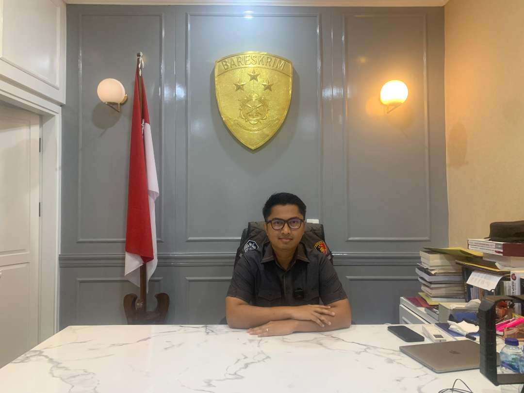 Kasat Reskrim Polres Ngawi, AKP Joshua Peter Krisnawan saat jumpa pers terkait temuan barang bukti korban mutilasi dalam koper merah. (Foto: Tova Pradana/Ngopibareng.id)