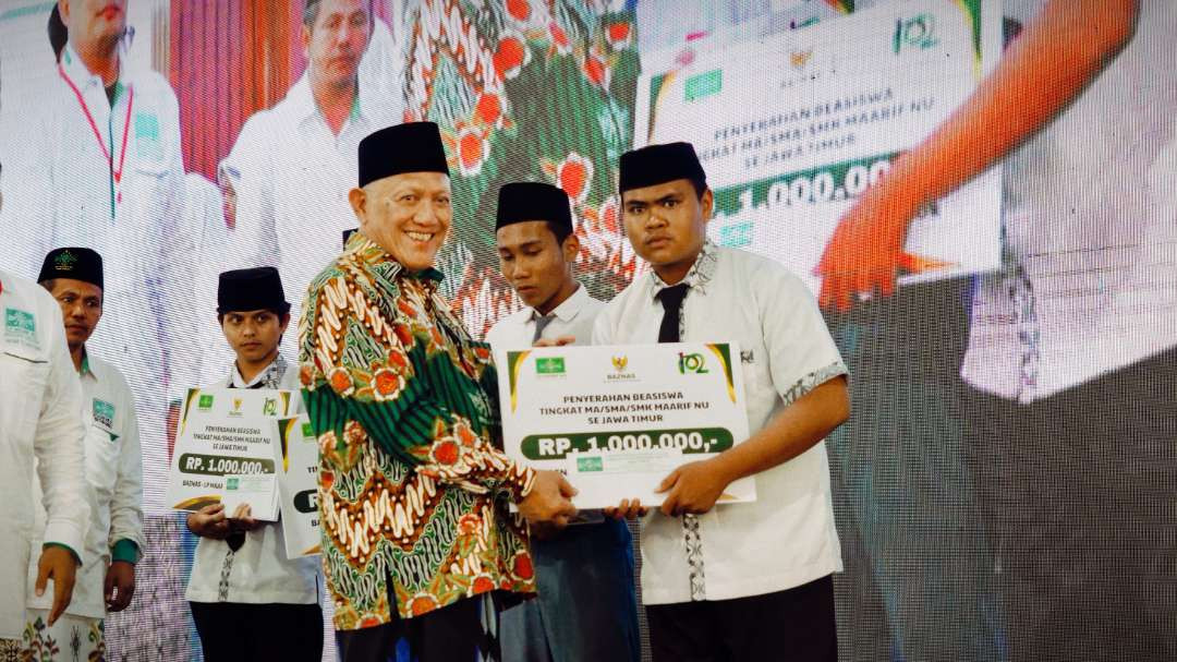 Beasiswa pendidikan BAZNAS Jawa Timur yang berjumlah Rp250 juta ini diserahkan langsung oleh Ketua Pengurus Wilayah Nahdlatul Ulama (PWNU) Jawa Timur, KH. Abdul Hakim Mahfudz. (Foto: adi/ngopibareng.id)
