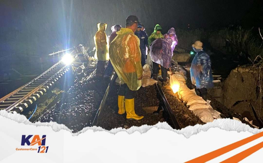 Kondisi jalur rel kereta api KM 32+5/7 antara Stasiun Gubug-Stasiun Karangjati di Desa Papanrejo, Kecamatan Gubug, Kabupaten Grobogan, Jawa Tengah kembali amblas, karena derasnya arus Sungai Tuntang, yang meluap Jumat 24 Januari 2025 malam. (Foto: X KAI)