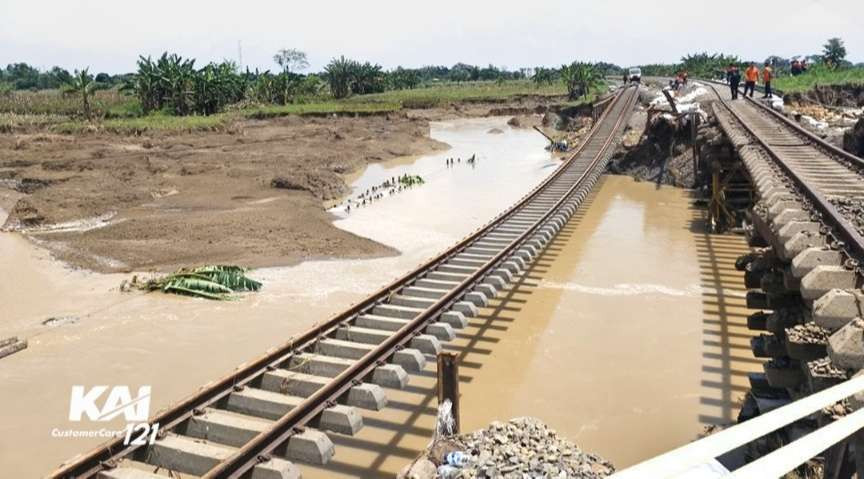 Luapan air Sungai Tuntang yang memengaruhi jalur di kilometer 32+5/7, antara Stasiun Gubug-Karangjati, Kabupaten Grobogan, Jawa Tengah. (Foto: X KAI)