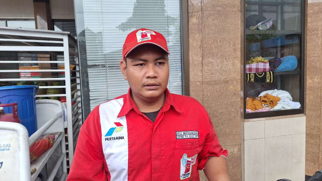Petugas SPBU 54.601.81 Dinoyo sekaligus korban, Aziz Muktamarudin, saat menerangkan kejadian pengeroyokan yang diterimanya di SPBU tersebut, saat ditemui, Senin 27 Januari 2025. (Foto: Julianus Palermo/Ngopibareng.id)