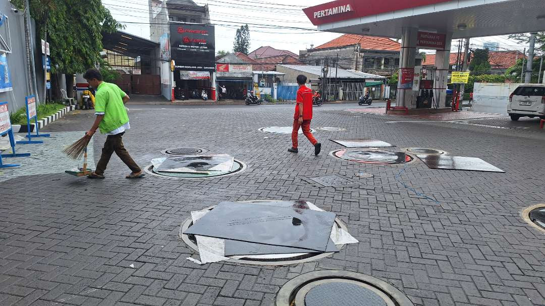 Tempat kejadian perkara (TKP) pemukulan yang dialami oleh seorang petugas SPBU di Jalan Dinoyo, Surabaya, Aziz Muktamarudin, yang dihajar oleh seorang pengunjung karena tidak mengindahkan larangan merokok. (Foto: Julianus Palermo/Ngopibareng.id)