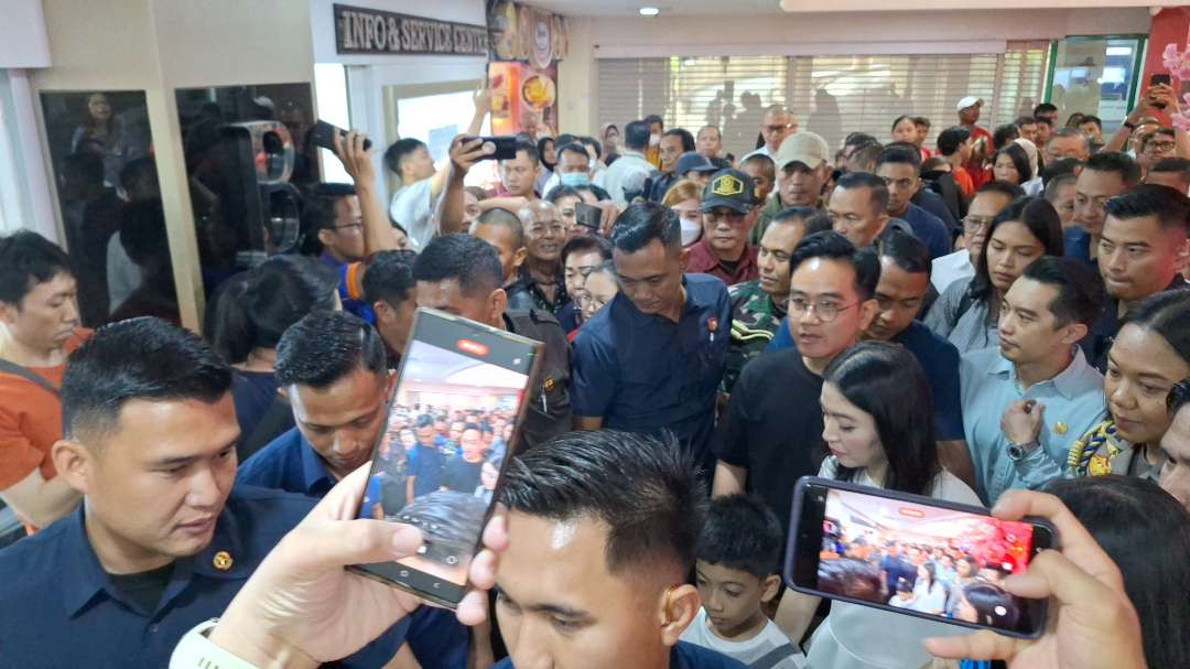 Wakil Presiden RI Gibran Rakabuming Raka saat berkunjung ke Pasar Atom, Surabaya jelang perayaan Tahun Baru Imlek, Selasa 28 Januari 2025. (Foto: Julianus Palermo/Ngopibareng.id)