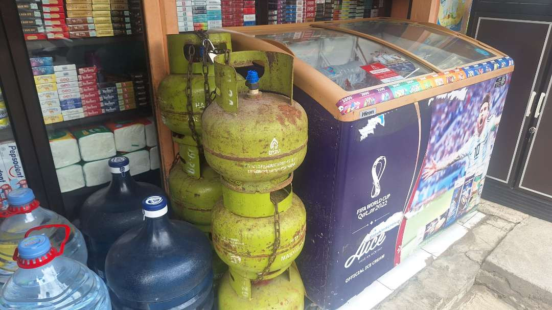 Sejumlah tabung elpiji 3 kilogram, yang masih dijual secara eceran di salah satu toko peracangan di Jalan Kalibokor, Surabaya, Sabtu 1 Februari 2025. (Foto: Julianus Palermo/Ngopibareng.id)