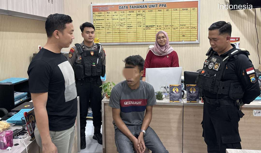 Pelaku saat diinterogasi polisi di ruang Unit PPA Polres Jember (Foto: Dokumentasi Satsamapta Polres Jember)
