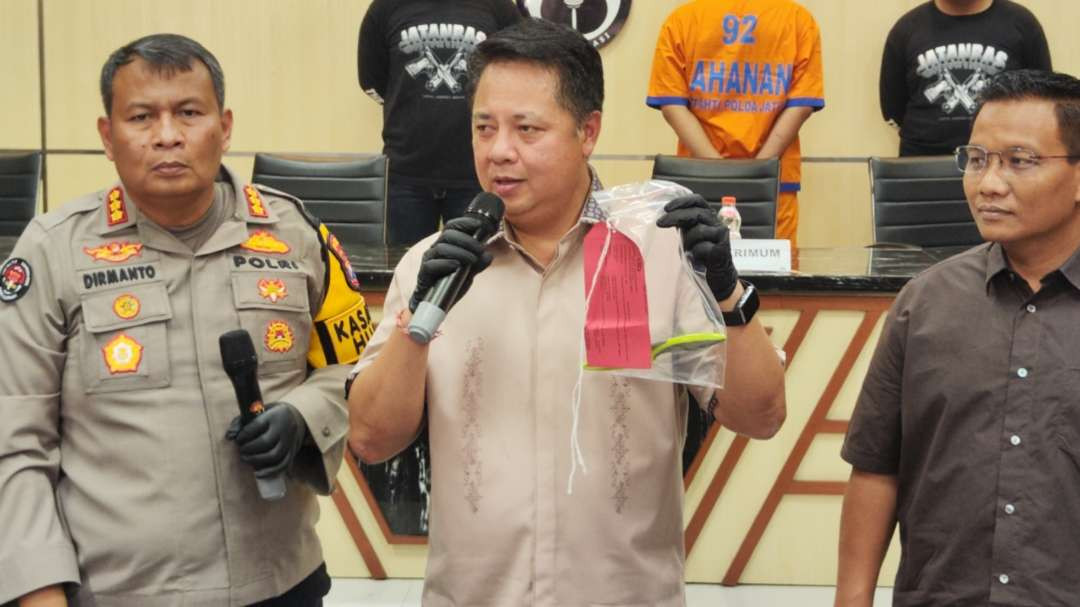 Direktur Ditreskrimum Polda Jatim, Kombes Pol Farman menunjukkan barang bukti pisau yang digunakan pelaku Antok melakukan mutilasi. (Foto: Fariz Yarbo/Ngopibareng.id)