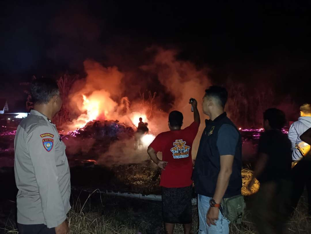 Kondisi gudang tembakau milik PTPN I Regional 4 di Desa Serut rata dengan tanah (Foto: Dokumentasi Polsek Panti)