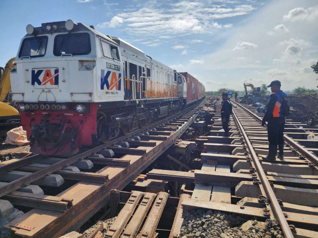 Perbaikan jalur rel kereta api di Kabupaten Grobogan selesai diperbaiki (Ahmad Sampurno/ ngopibareng.id)