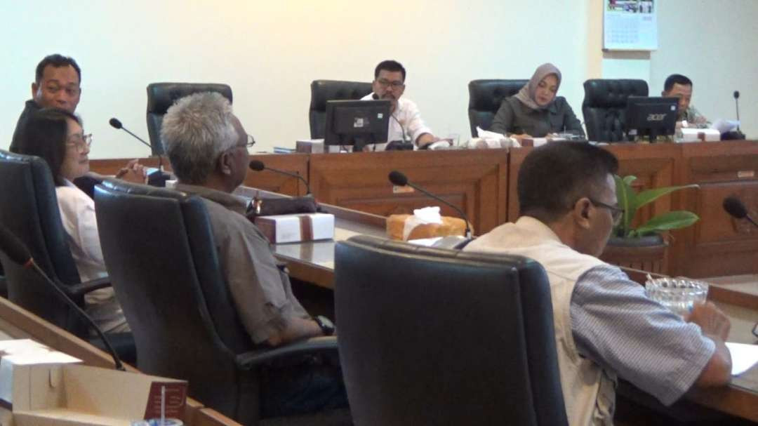 Perwakilan warga Desa Sobontoro dan Sumursongo, Kecamatan Karas, mengikuti RDP di Gedung DPRD Magetan terkait lahan bekas tambang yang mangkrak. (Foto: Tova Pradana/Ngopibareng.id)