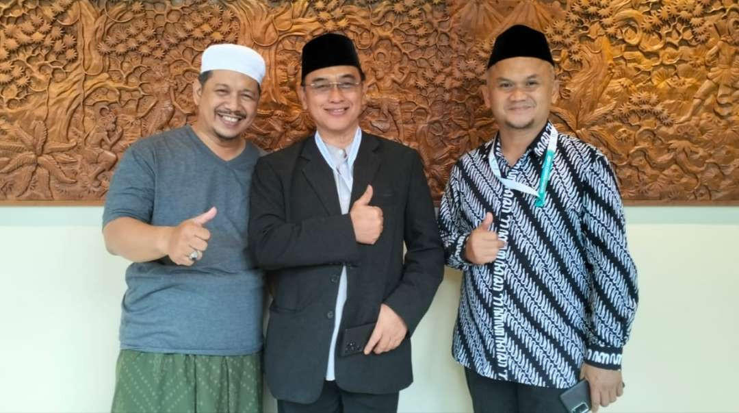 Ustaz Muhammad Taufik Mukti, aktivis jemaah bershalawat Surabaya, bersama Gus Ufik dan kawannya. (Foto: dok/ngopibareng.id)