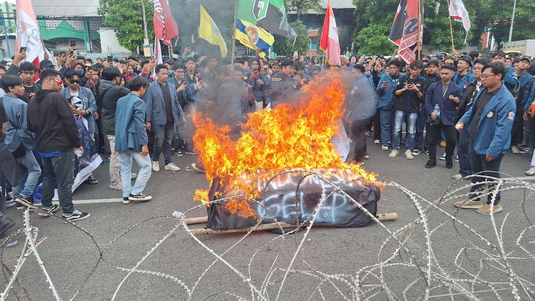Aksi mahasiswa membakar keranda bertuliskan 'Indonesia Gelap', saat aksi demonstrasi di depan Gedung DPRD Jatim, Jalan Indrapura, Senin 17 Februari 2025. (Foto: Julianus Palermo/Ngopibareng.id)