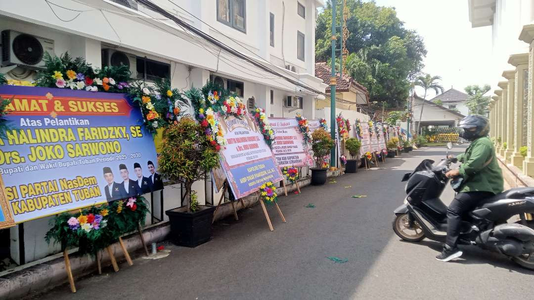 Karangan bunga ucapan selamat atas dilantiknya Bupati dan Wakil Bupati Tuban berjejer di Kantor Pemkab setempat. (Foto: Khoirul Huda/Ngopibareng.id)