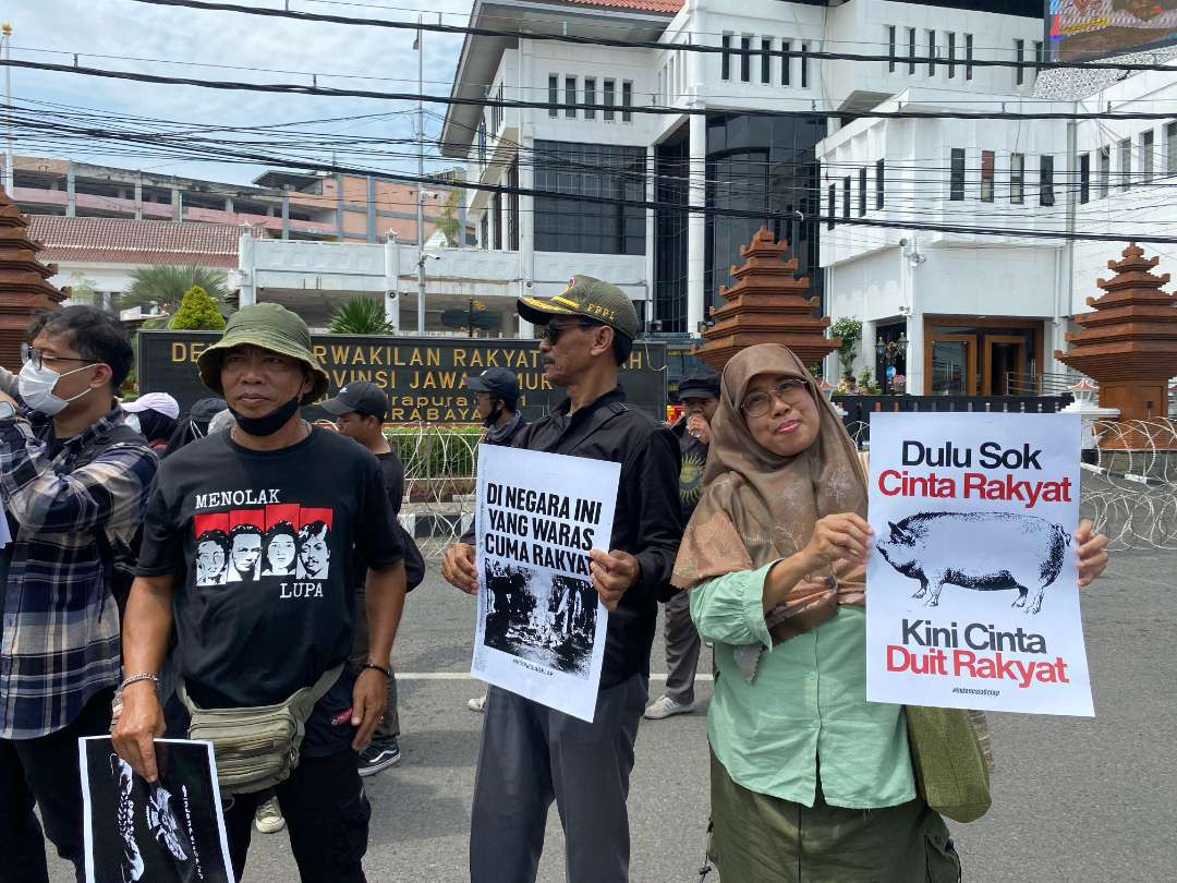 Sejumlah demonstran yang sudah tergolong berusia tua, Syaiful (tengah) dan Rosidah (kanan) saat melakukan unjuk rasa pada aksi Indonesia Gelap, di depan Gedung DPRD Jatim, Jalan Indrapura, Surabaya, Jumat 21 Februari 2025. (Foto: Julianus Palermo/Ngopibareng.id)