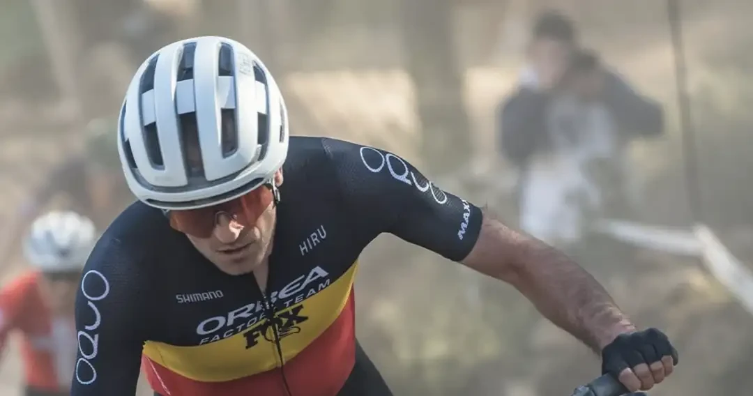 Pierre de Froidmont, pembalap mountain bike dari Orbea Factory Team ini nampak menggunakan helm produk Fizik saat mengikuti sebuah balapan di Spanyol. (Foto: Istimewa)