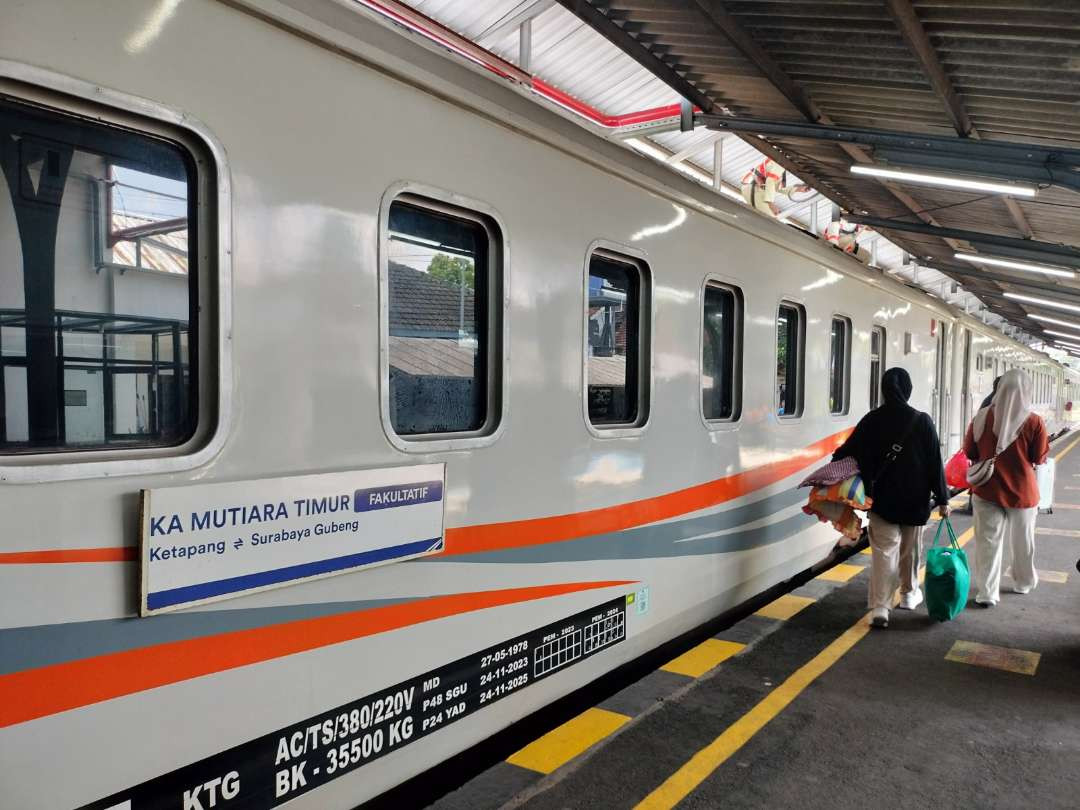 Penumpang saat naik ke Kereta Api Mutiara Timur di Stasiun Jember (Foto: Dokumentasi KAI Daop 9 Jember)
