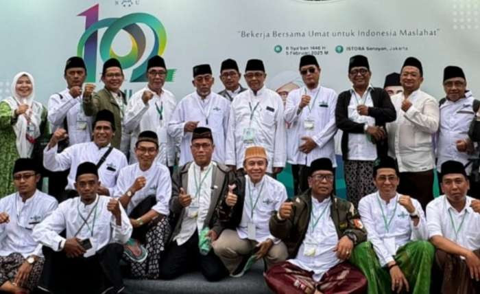 KH Zul Hilmi Ghazali, Rais Syuriah PCNU Kota Surabaya bersama para kadernya dalam suatu kegiatan. (Foto:adi/ngopibareng.id)