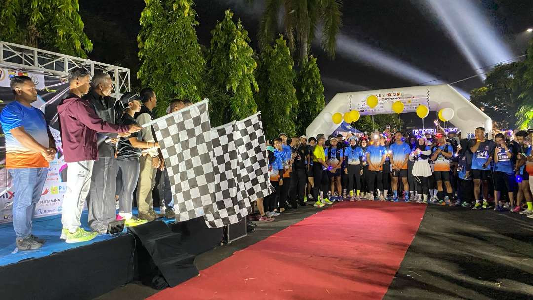 Pemberangkatan peserta Colorful Night Run yang diselenggarakan oleh PWI Kabupaten Tuban dalam rangka peringatan HPN 2025 (Foto: dok. PWI Tuban)