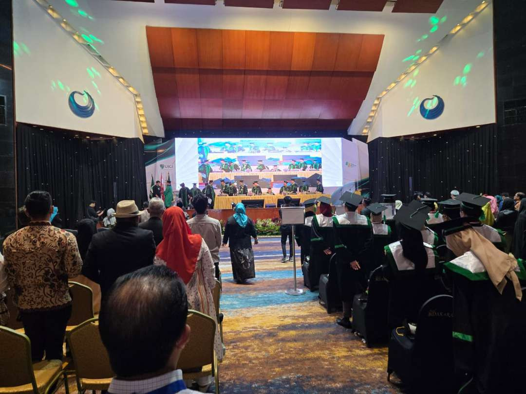 Suasana Dies Keempat dan Wisuda Sarjana UICI yang pertama. (Foto: Arif Afandi/Ngopibareng.id)