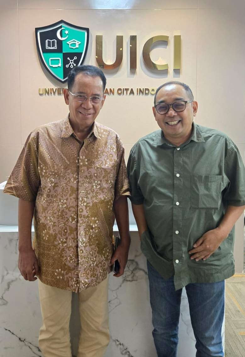 Penulis bersama Rektor UICI, Dr Laode Masihu Kamaludin. (Foto: Arif Afandi/Ngopibareng.id)
