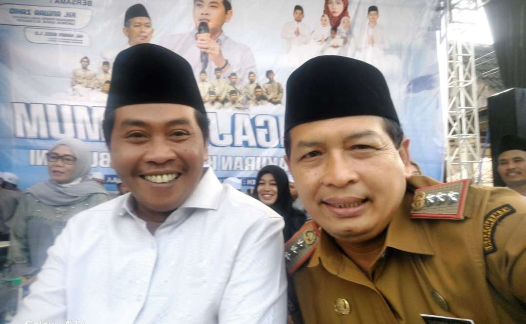 KH Anwar Zahid, penceramah kondang asal Bojonegoro, bersama H Tarnu, Ketua ISNU Kabupaten Madiun. (Foto:dok/ngopibareng.id)