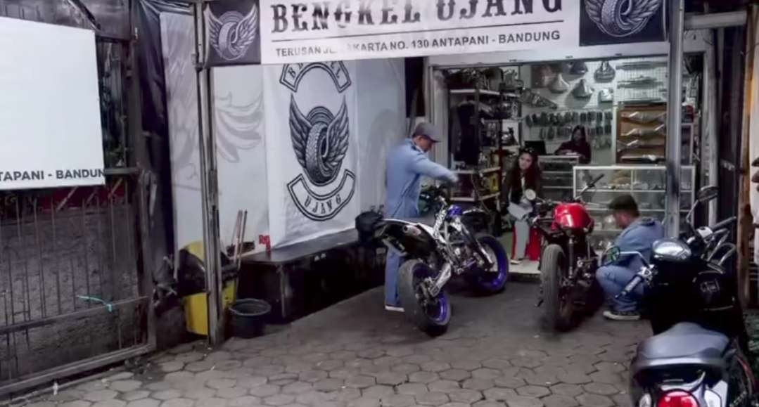 Ujan memulai bisnis barunya sebagai tukang bengkel. (Foto: Instagram)