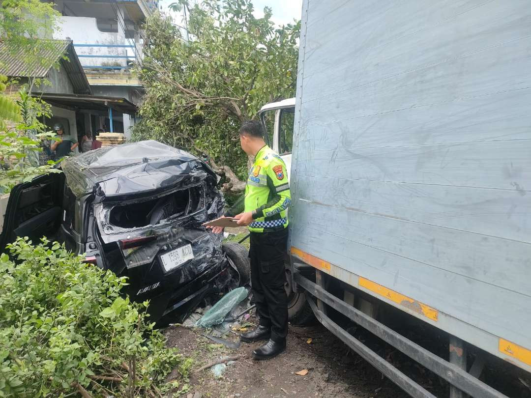 Petugas Kepolisian dari satlantas polres Madiun melakukan olah TKP Pasca Kecelakaan Truk Boks Vs Avanza (Foto: Tova Pradana/Ngopibareng.id)