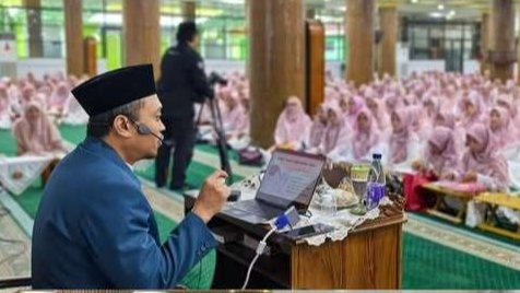 •KH Ma’ruf Khozin saat berceramah di depan Bunda-bunda Az-Zahra Sidoarjo di Masjid Agung Sidoarjo. (Foto: dok/ngopibareng.id)