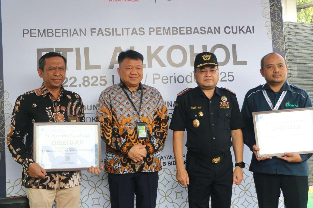 Penyerahan Surat Keputusan Pembebasan Cukai atas Etil Alkohol kepada PT Energi Agro Nusantara (Enero) Mojokerto dan Surat Keputusan Penggunaan Barang Kena Cukai dengan Pembebasan Cukai kepada Pertamina Patra Niaga Surabaya. (Foto: Istimewa)
