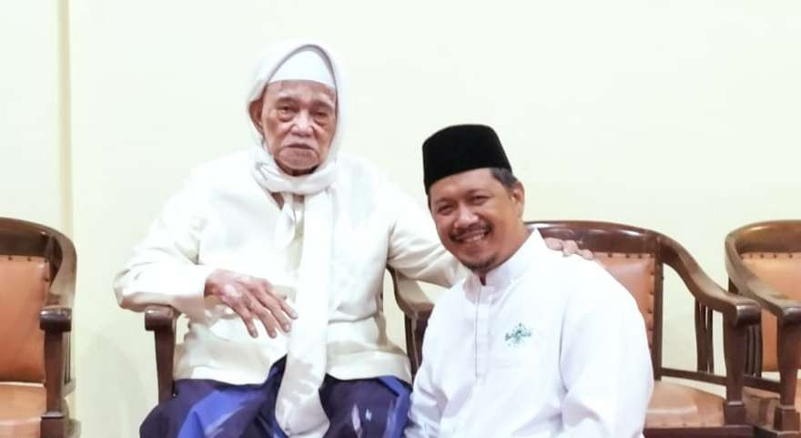 KH Anwar Manshur, Pemangku Ponpes Lirboyo Kediri, bersama Ust Muhammad Taufik Mukti. (Foto: dok/ngopibareng.id)