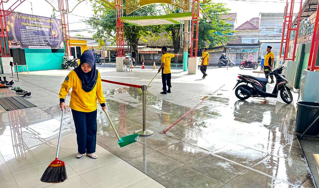 Polisi di Sidoarjo gotong royong bersihkan masjid jelang Ramadan. (Foto: Aini Arifin/Ngopibareng.id)