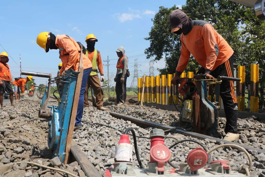 Petugas KAI sedang melakukan perbaikan infrastruktur untuk meningkatkan keselamatan (foto : istimewa)
