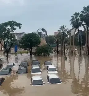 Banjir di Bekasi, Jawa Barat membuat tenggelam puluhan kendaraan, pada Selasa 4 Maret 2025. (Foto: tangkapan layar di X)