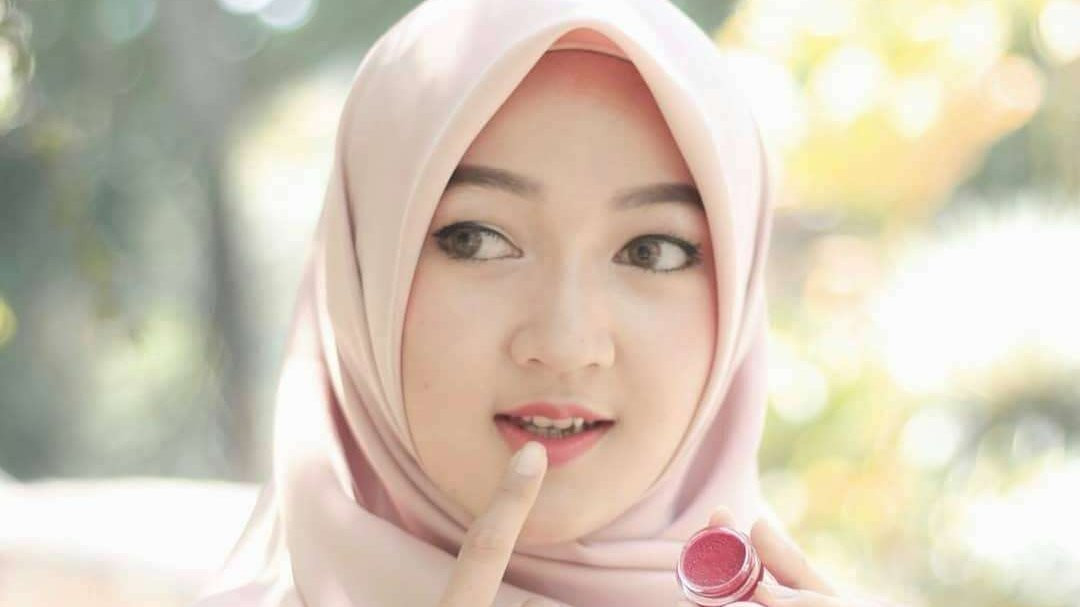 Muslimah saat menggunakan pelembab bibir. (Ilustrasi)