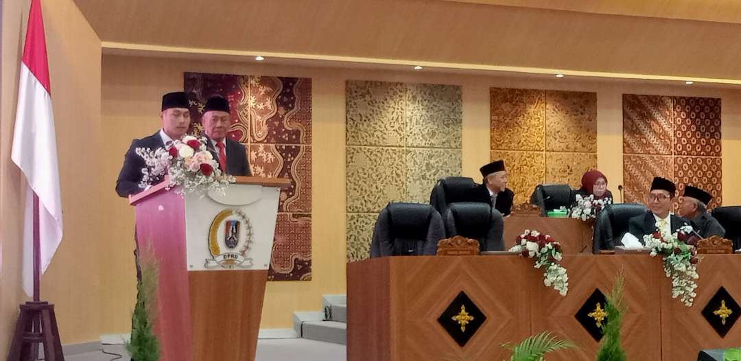 Bupati Tuban didampingi Wakil Bupati Tuban menyampaikan pidato perdana, usai dilantik periode 2025-2030. (Foto: Khoirul Huda/Ngopibareng.id)