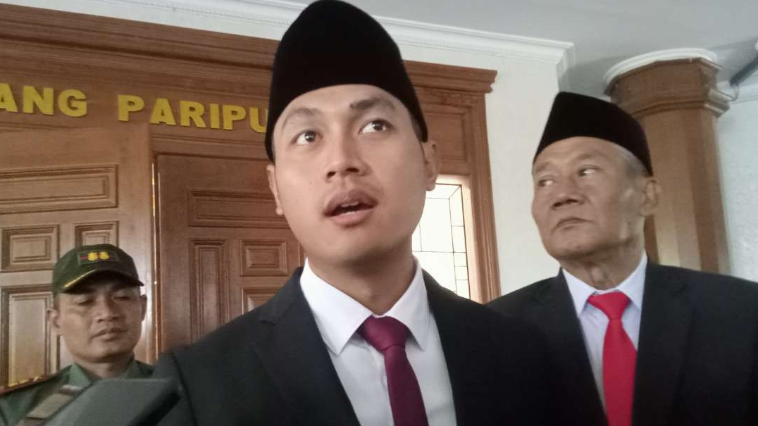 Bupati Tuban didampingi Wabup Tuban usai menyampaikan pidato perdana di Kantor DPRD setempat (dok. Khoirul Huda/Ngopibareng.id)